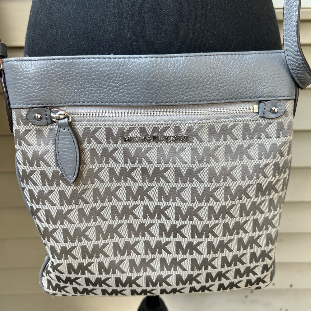 Michael Kors Large Gray Signature Messenger Crossbody Bag EUC - Picture 2 of 9